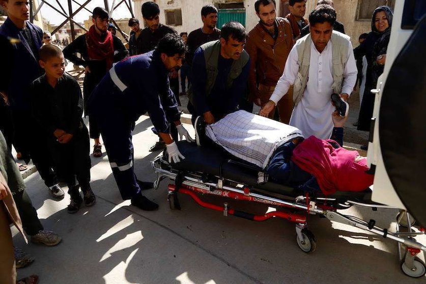 En la imagen de EFE, uno de los heridos tras las explosiones en Kabul.