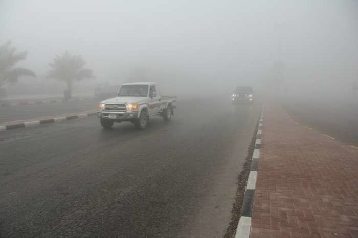Carretera con niebla en Emiratos Árabes Unidos. (E.C.)