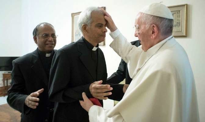 En la imagen de la Info Salesiana, el Papa Francisco con el padre Tom.