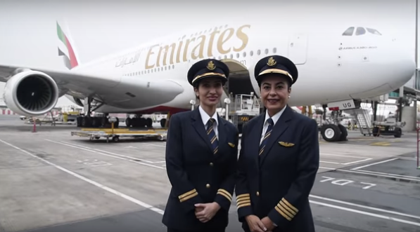 Imagen de las dos pilotos junto al A380 de Emirates. 