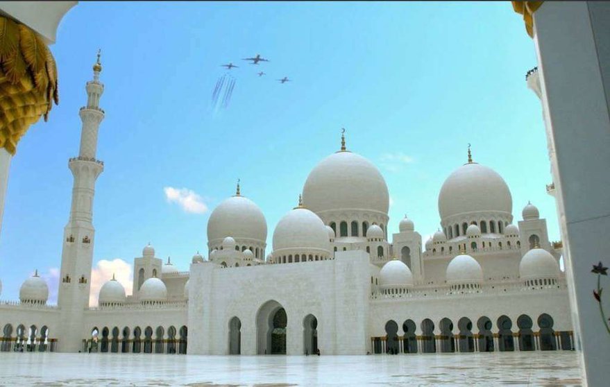 Los aviones, sobre la Gran Mezquita Zayed de Abu Dhabi. (@DXBMediaOffice)