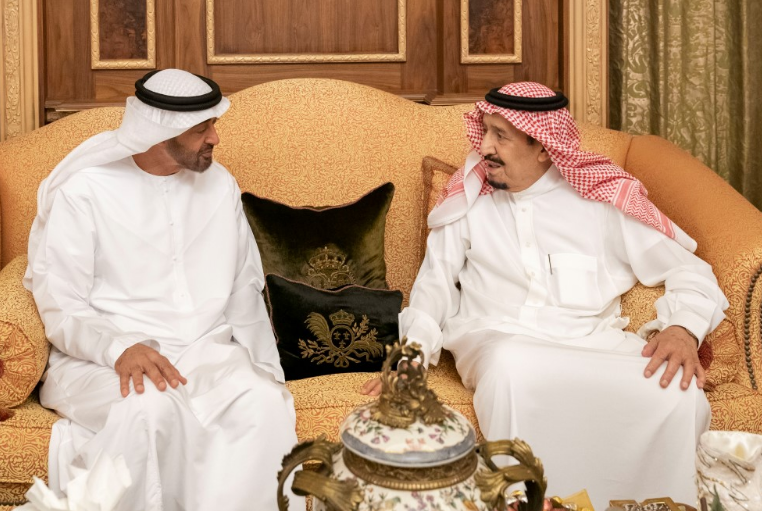 El príncipe heredero de Abu Dhabi junto al Rey Salman de Arabia Saudita.
