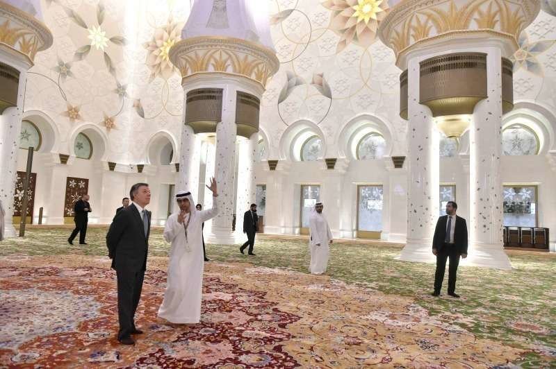 Aspecto de la sala principal de la Gran Mezquita Zayed durante la visita que realizó el ex presidente colombiano Juan Manuel Santos. (Manaf K. Abbas / EL CORREO)
