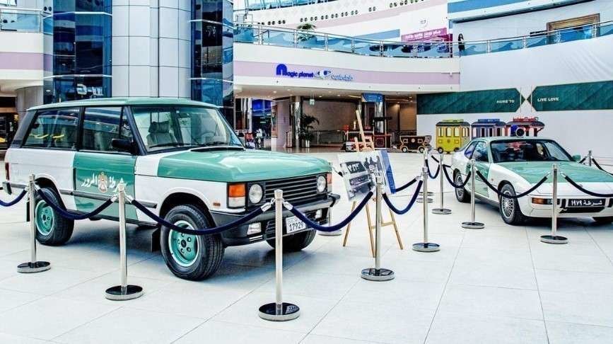 Los coches de Policía clásicos en Marina Mall de Abu Dhabi.