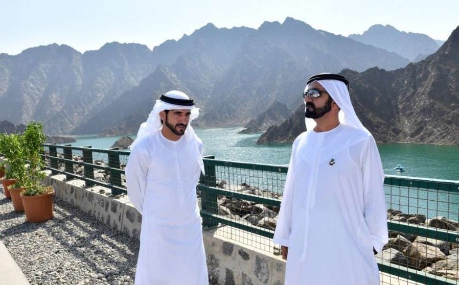 El gobernante y el príncipe heredero de Dubai ante la presa de Hatta.