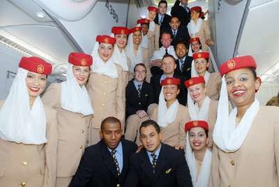 Personal de cabina durante un vuelo de Emirates Airline.