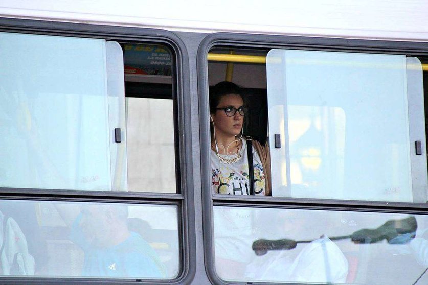 Una pasajera observa desde la ventanilla de un autobús la realidad diaria de Buenos Aires. (Rafael González García de Cosío)