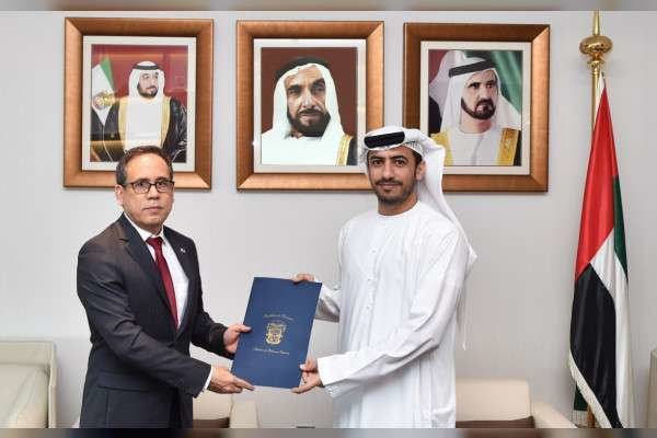 Shihab Al Faheem junto al embajador de Panamá en Abu Dhabi. (WAM)