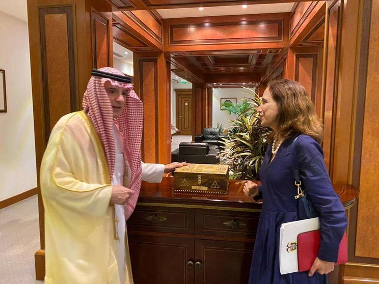 La embajadora de Colombia con el ministro de Relaciones Exteriores de Arabia Saudita. (Cedida)