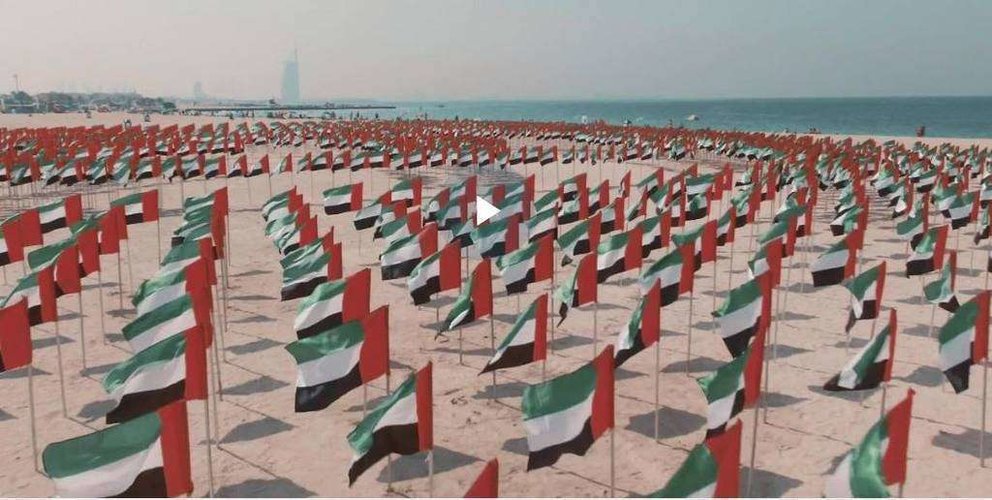 Banderas de Emiratos Árabes Unidos en Kite Beach de Dubai. (EL CORREO)