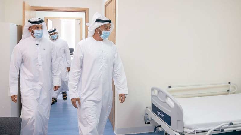 El príncipe heredero de Abu Dhabi visita un hospital de campaña. (WAM)