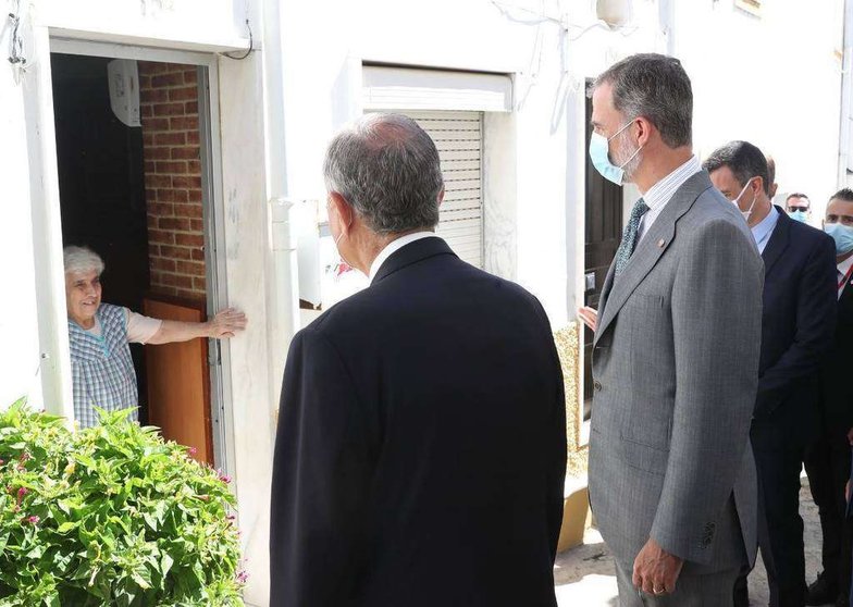 El presidente de Portugal y el rey de España conversan con una vecina tras la apertura de fronteras entre ambos países. (@CasaReal)