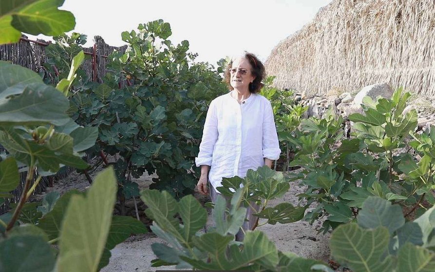 La antropóloga española Inocenta Sánchez, entre las higueras españolas que crecen en la Montaña de la Nube de Ras Al Khaimah. (EL CORREO)