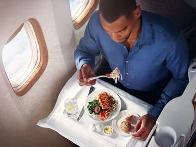 Almuerzo en avión de la compañía Emirates. 