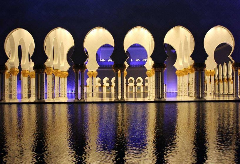 Imagen nocturna de la Gran Mezquita Zayed en Abu Dhabi. (R. Pérez / EL CORREO)