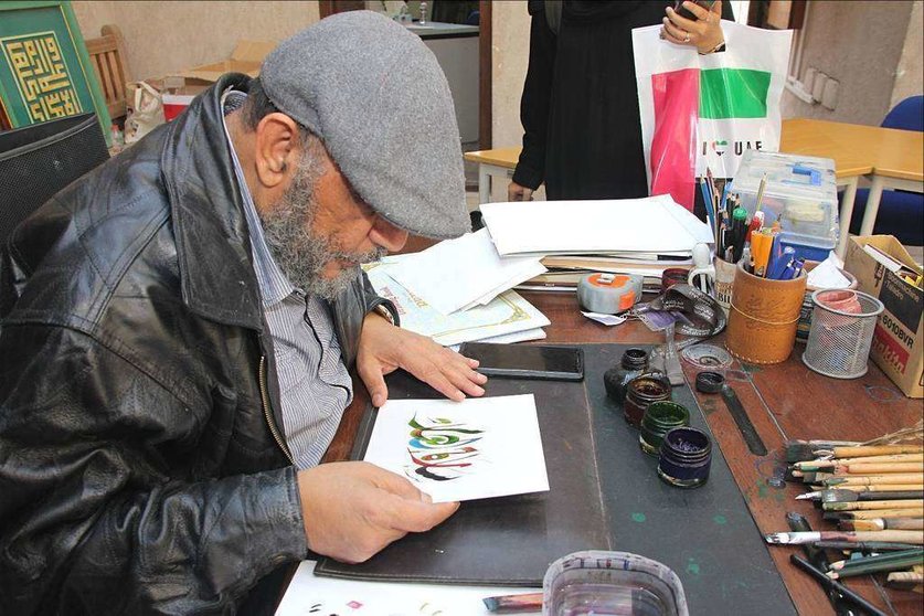 El interés del mundo hispano por el árabe queda de relieve en el estudio del caligrafista Abdulfattah Mohamed Al Saeed, situado de Al Fahidi en Dubai, a donde cada vez acuden más españoles. R. Pérez / EL CORREO)  