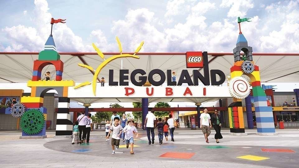 Una imagen de la entrada al parque de Dubai de Legoland.