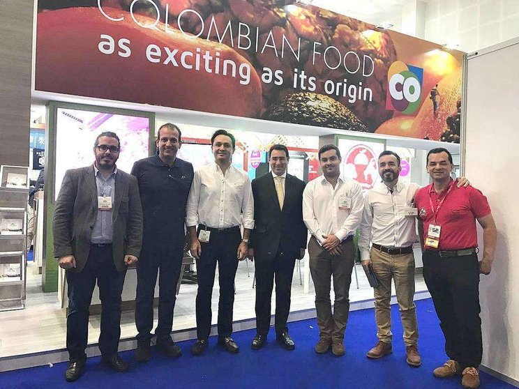 El embajador Faihan Al Fayez, junto a empresarios de Colombia en el pabellón de su país en Gulfood 2018. (Cedida)