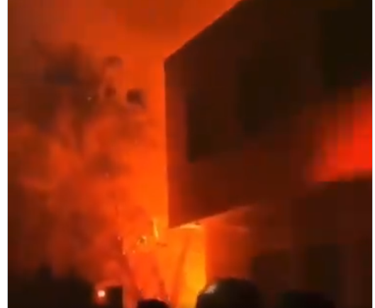 Una captura de pantalla del vídeo difundido en redes sociales de la explosión en Teherán.