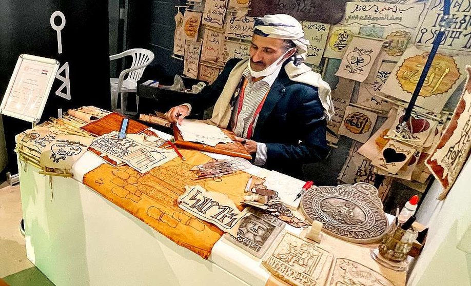 A modo ilustrativo, un caligrafista en el Pabellón de Yemen de la Exposición Universal 2020 de Dubai. (EL CORREO)