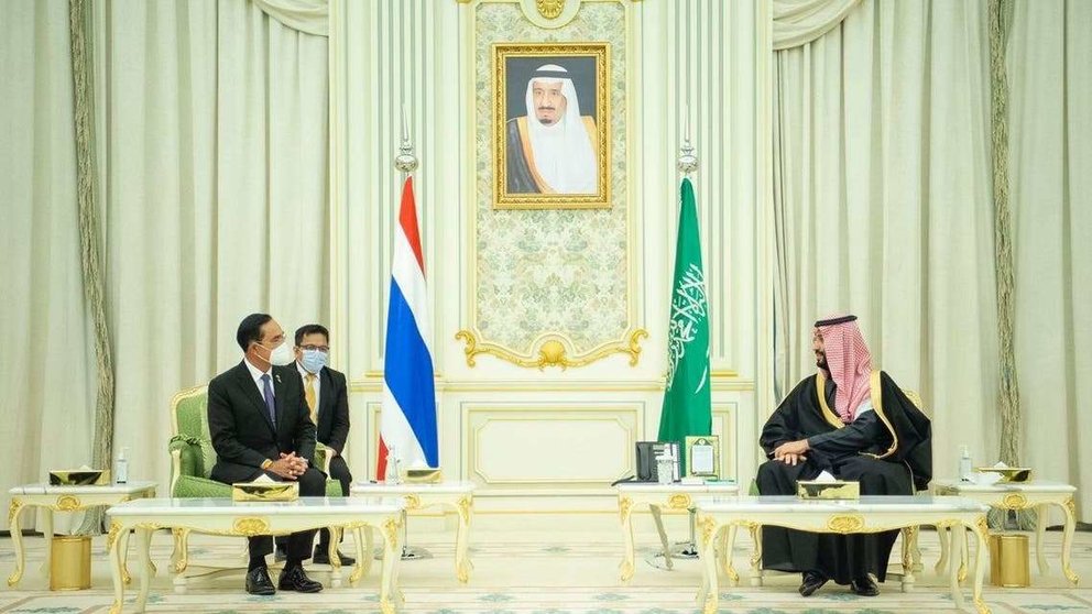 El príncipe saudí y el primer ministro de Tailandia. (Al Arabiya)