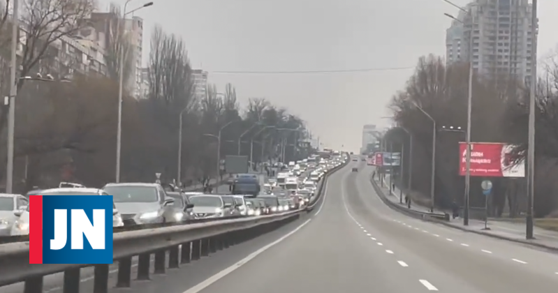 Filas de coches para salir de Kiev. (Twitter)