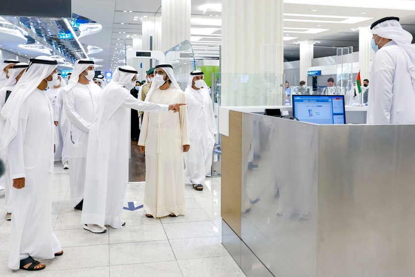 El jeque Mohammed en el control de pasaportes del Aeropuerto Internacional de Dubai. (WAM)