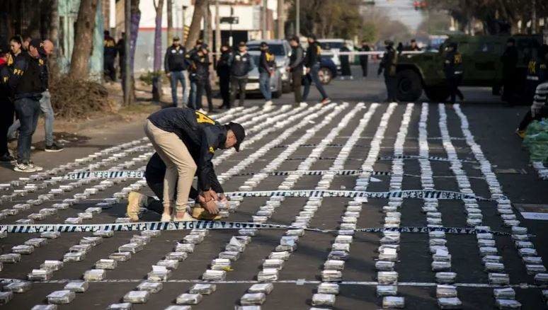 Policías organizan los paquetes de cocaína confiscados durante una conferencia de prensa en Rosario, provincia de Santa Fe, Argentina, el 26 de agosto de 2022. (Fuente externa)