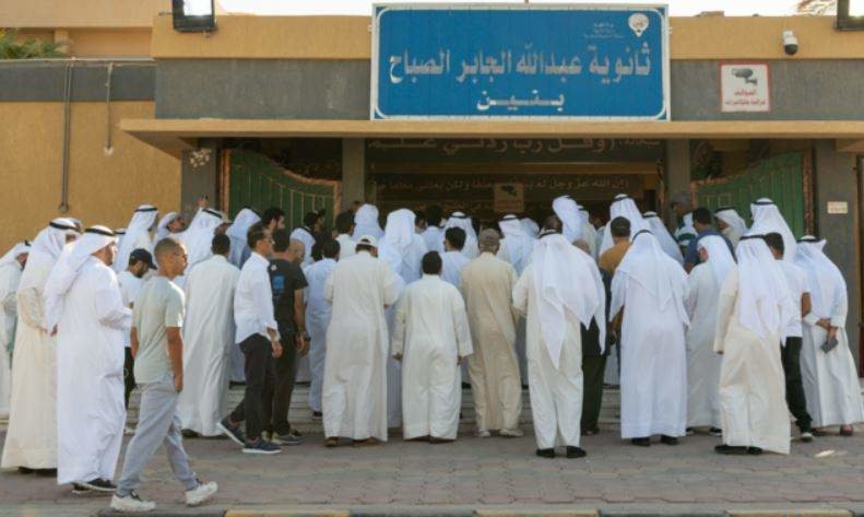 Kuwaitíes en la puerta de un colegio electoral. (KUNA)