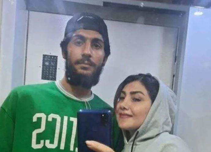 La madre de Erfan Rezaei, Farzaneh Barzekar, publicó una foto de ellos juntos dos días antes de su muerte. (Redes sociales)