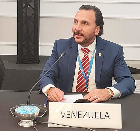 El embajador de Venezuela en Emiratos Árabes Unidos, Samir Al Attrach, durante el 24 Consejo de la Agencia Internacional de Energías Renovables. (EL CORREO)