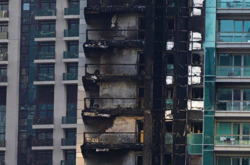 Una captura de una imagen del incendio en la fachada del edificio en Dubai.