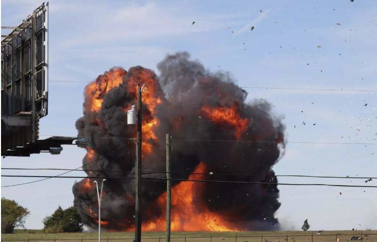 Incendio producido tras el choque de las dos aeronaves. (Twitter)