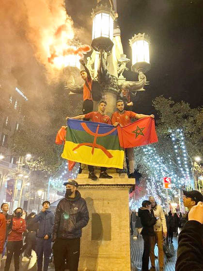 Aficionados marroquíes celebran en Las Ramblas, de Barcelona, la victoria de su selección ante Portugal. (Yousef Al Maimouni)
