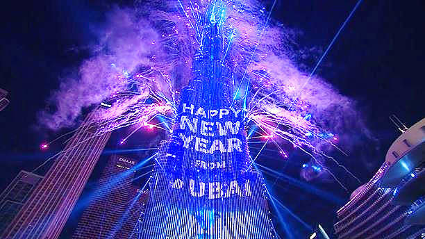 Impresionante perspectiva del Burj Khalifa en Dubai durante el espectáculo para dar la bienvenida al año 2023. (@DXBMediaOffice)