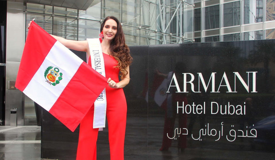 Pierangeli Dodero, bandera en mano del Perú, en Dubai anteel hotel Armani, localizado en el Burj Khalifa, edificio más alto del planeta. (EL CORREO)