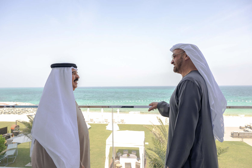 El rey de Bahréin (izquierda) recibe al presidente de EAU en su vivienda en Abu Dhabi. (WAM)