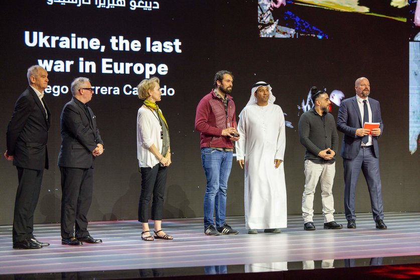 Diego Herrera Carcedo recibe en Sharjah el premio 'Fotoperiodista Independiente'. (WAM)