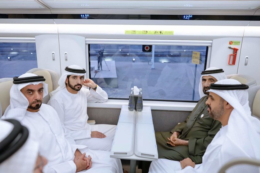 El gobernante y el príncipe heredero de Dubai en el tren inaugurado. (Twitter)