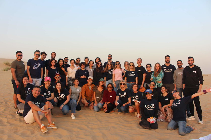 Participantes en la barbacoa en el desierto organizada por UCAM. (UCAM Dubai)