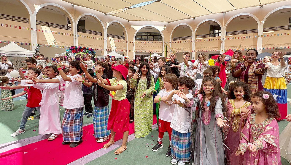 Bailando 'La Macarena' como cofofón del Día Internacional celebrado en The Spanish School of Abu Dhabi. (Verónica Montoro)