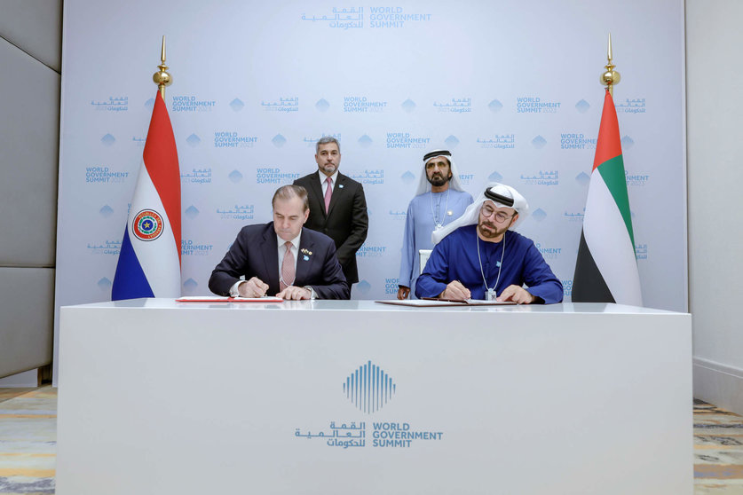 Mario Abdo y el jeque Mohammed bin Rashid Al Maktoum presiden la firma de acuerdos entre Paraguay y Emiratos Árabes. (WAM)
