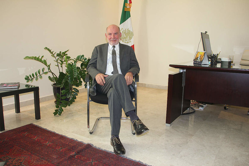 Luis Alfonso de Alba, en su despacho de la Embajada de México en Abu Dhabi. (EL CORREO)