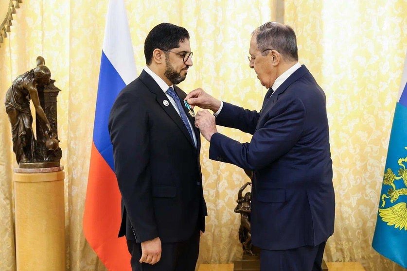 El embajador de EAU (izquierda) recibe la condecoración del ministro ruso. (WAM)