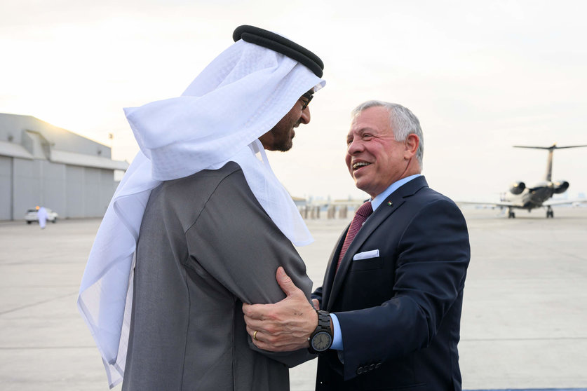 El presidente de EAU junto al rey de Jordania en Abu Dhabi. (WAM)