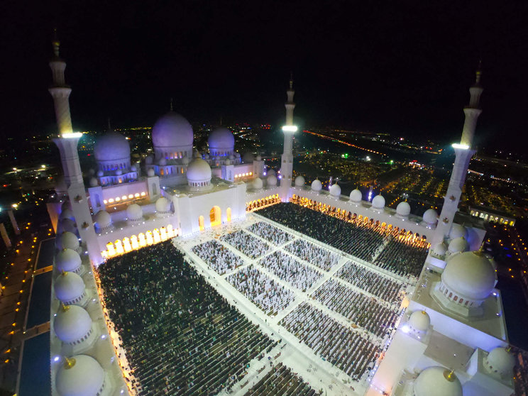 Una vista aérea de los fieles en la Gran Mezquita Zayed. (WAM)