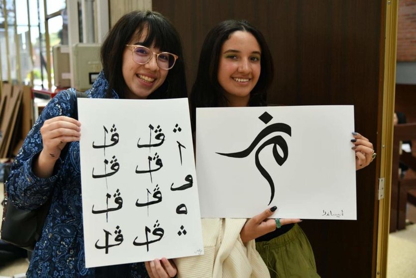 Taller artístico titulado ‘Creando un monograma de dos letras en caligrafía árabe’, con presencia de estudiantes universitarios y una serie de artistas, especialistas e interesados en las artes de la caligrafía árabe.