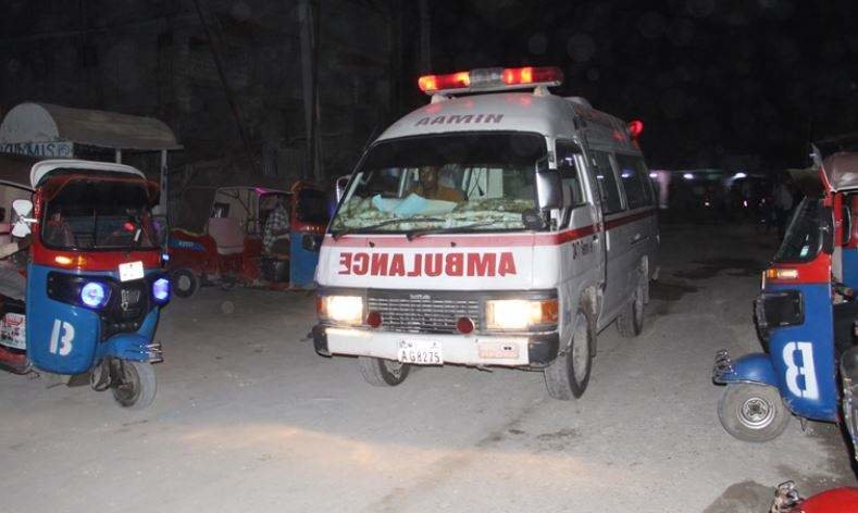 Una ambulancia en el lugar del atentado en Mogadiscio. (EFE)