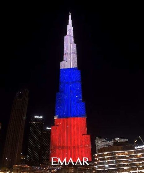 La bandera rusa ilumina ell Burj Khalifa. (Instagram)