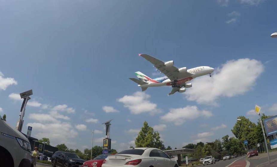 El A380 de Emirates justo antes de aterrizar. (Youtube)
